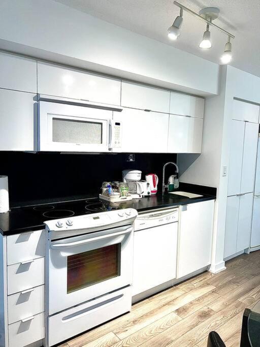 Luxurious Condo In The Center Of Downtown Toronto Bagian luar foto